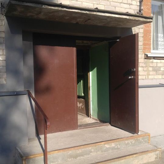 Siltinātas metāla ārdurvis daudzdzīvokļu mājas ieejai ar mehānisko kodu atslēgu 2
